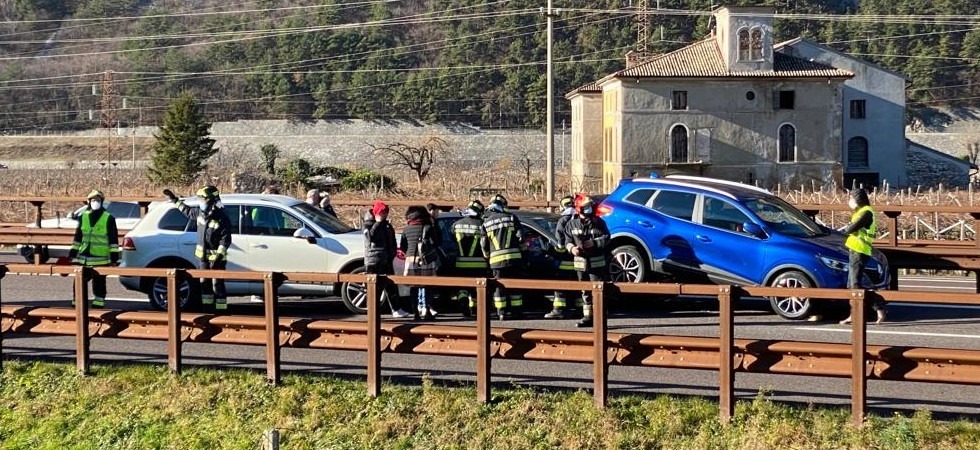 Tamponamento a catena in A22: un’auto incastrata fra due Suv